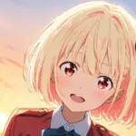 アニメ『リコリス・リコイル』の錦木千束が、制服姿で微笑んでいるファンアートイラスト、アイキャッチ用。`