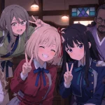 喫茶リコリコで千束とたきなを中心に、ミズキ、クルミ、ミカが並ぶ温かな集合写真風イラストのアイキャッチ画像